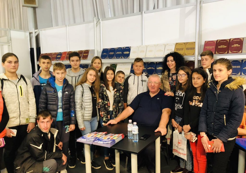 SKANDALOZNI PRIZORI U BEOGRADU: Djeca stoje u redovima kako bi se fotografirala sa ratnim zločincem Vojislavom Šešeljom (FOTO) 1 DqGUyYRWwAEAldF
