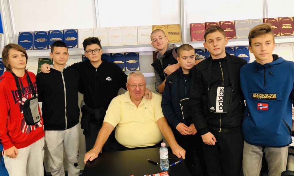 SKANDALOZNI PRIZORI U BEOGRADU: Djeca stoje u redovima kako bi se fotografirala sa ratnim zločincem Vojislavom Šešeljom (FOTO) 2 DqLcp5AX4AABaba