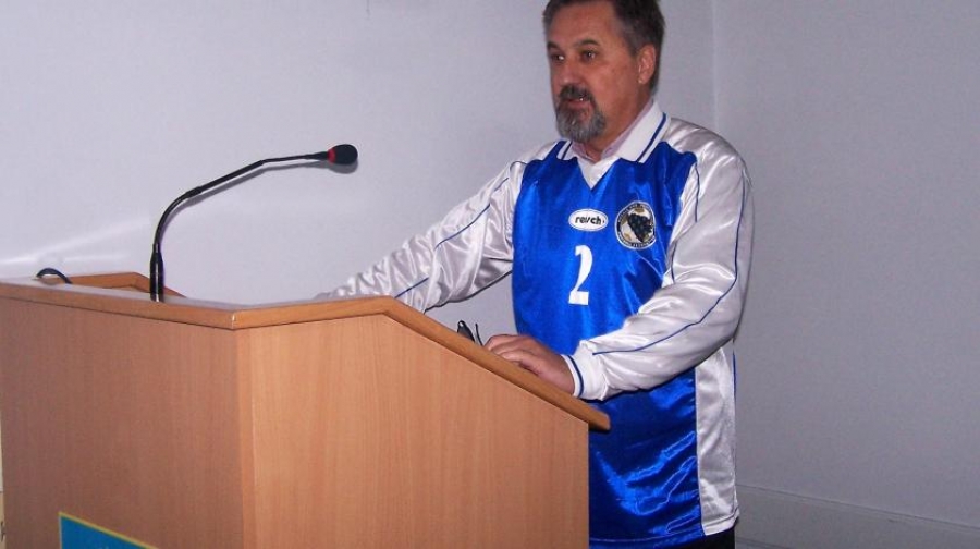 U ZNAK PROTESTA PROTIV IZBORA KOMŠIĆA: HDZ-ov ministar u dresu BiH za skupštinskom govornicom 2 op dres