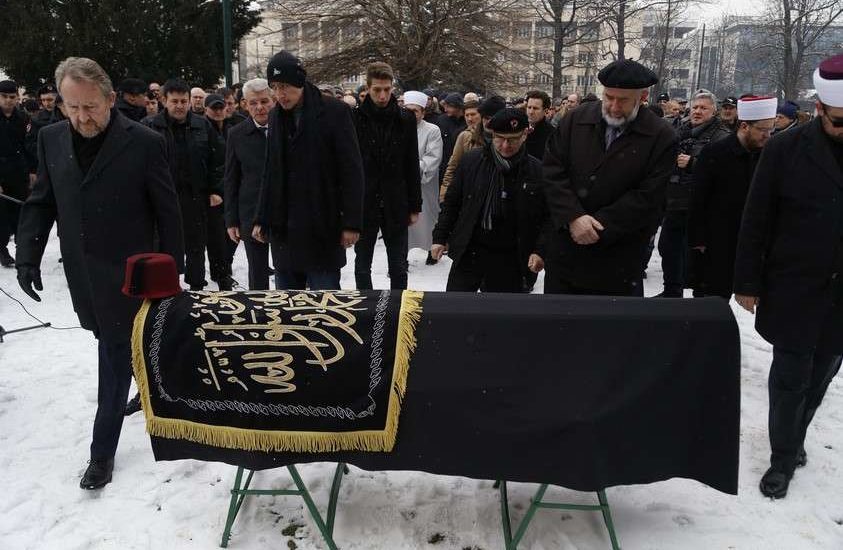 Stotine građana na ispraćaju Zejda Dukmenića: Dženaza i ukop obavljeni u haremu Ali-pašine džamije