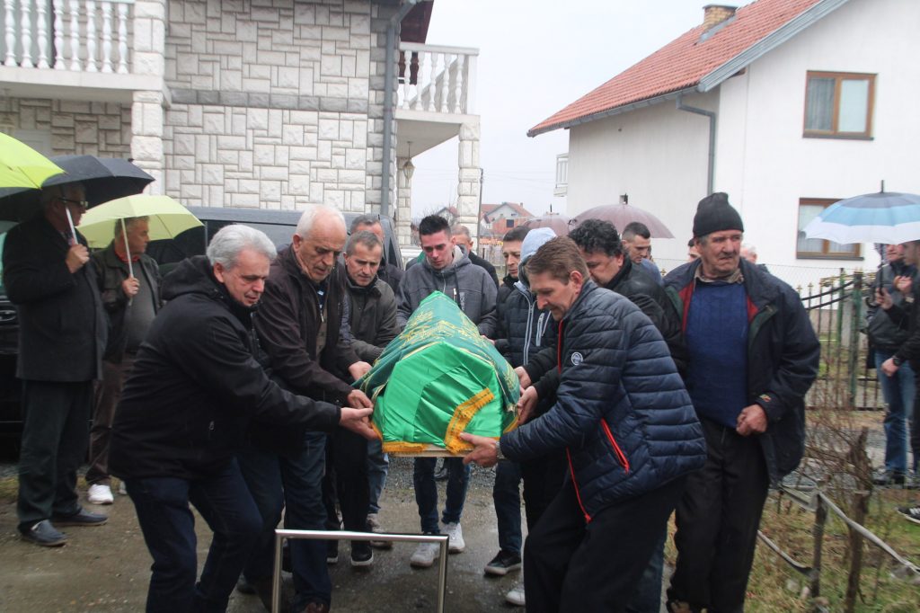 KLANJANA DŽENAZA I OBAVLJEN UKOP SREBRENIČKE MAJKE ZEJNE SULJIĆ 2 20190305 2 35264824 42280515