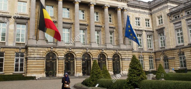 belgian-parliament-building-in-the-wetstraat-in-brussels-belgium-with-D59P13-640x300