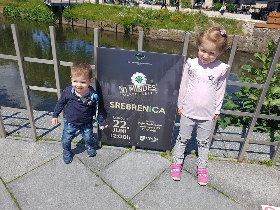 Zahvaljujući bivšem premijeru Danske: Srebrenički cvijet i u Evropskom parlamentu 1 800x450 3 1