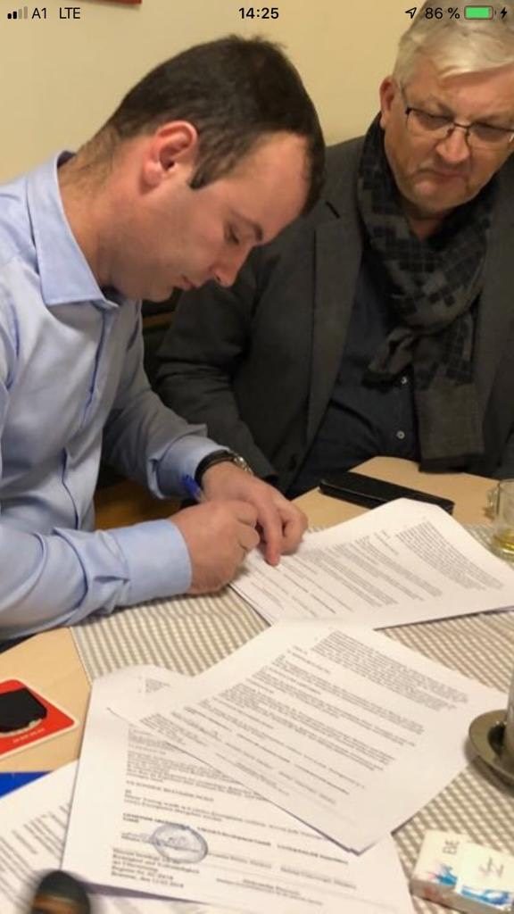 EKSKLUZIVNO: Nedeljnik “Afera” objavio dokumente Grujičićeve pljačke Vučićevih donacija 4 grujicic i dr Radomir Pavlovic potpisuju ugovor o mlekari u Klagenfurtu