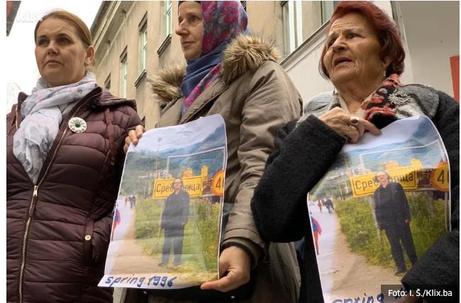 Majke Srebrenice odlaze u Švedsku: Ako će dati nagradu Handkeu, neka je dodijele i Mladiću 2 majke srebrenice2