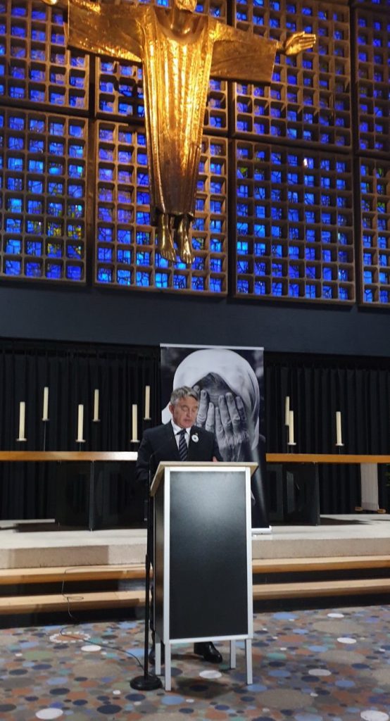 KOMŠIĆ ODRŽAO POTRESAN GOVOR U BERLINU O GENOCIDU U SREBRENICI: "Naši susjedi, koji za genocid nose odgovornost, kao da očekuju da žrtva pruži ruku zločincu u ime..." 1 komsic1