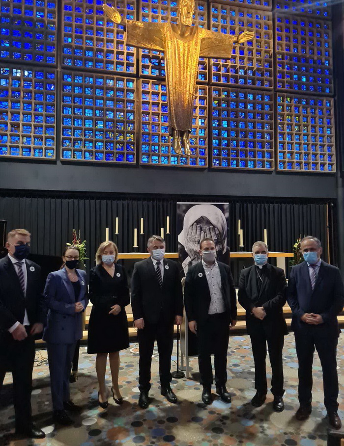 KOMŠIĆ ODRŽAO POTRESAN GOVOR U BERLINU O GENOCIDU U SREBRENICI: "Naši susjedi, koji za genocid nose odgovornost, kao da očekuju da žrtva pruži ruku zločincu u ime..." 2 komsic21