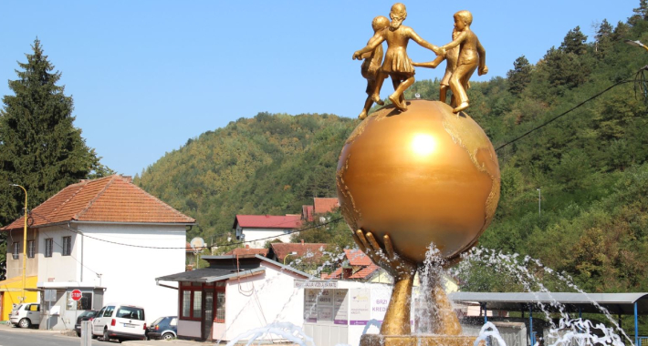 U Srebrenici otkriven spomenik na mjestu s kojeg je Mladić pozvao “na osvetu Turcima” 1 spomenik mira srebrenica 1