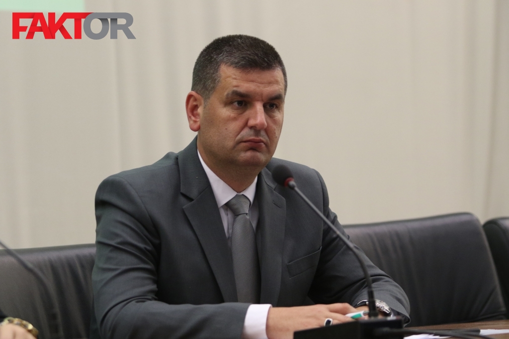 Na sceni je Grujičićev plan B: Iz Srbije se dovoze ljudi u Srebrenicu i za dan dobijaju bh. dokumente 1 c28370cfa6a45a070dff8f4cc1b967d6