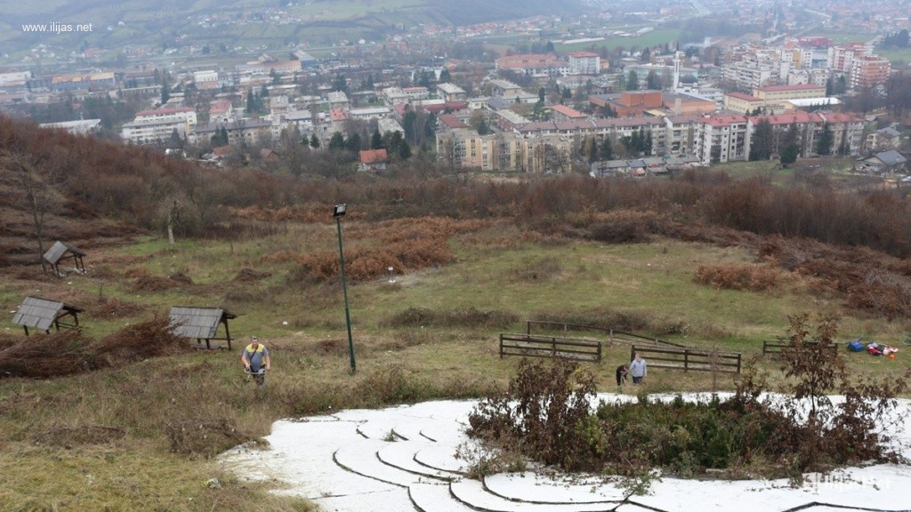 (FOTO) Građani samoincijativno uredili prostor oko spomen ploče “Cvijet Srebrenice” iznad Ilijaša 1 5fbcf880dfcd9 1