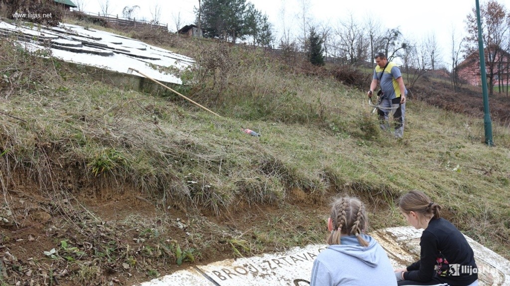 (FOTO) Građani samoincijativno uredili prostor oko spomen ploče “Cvijet Srebrenice” iznad Ilijaša 4 5fbcf89d522f6