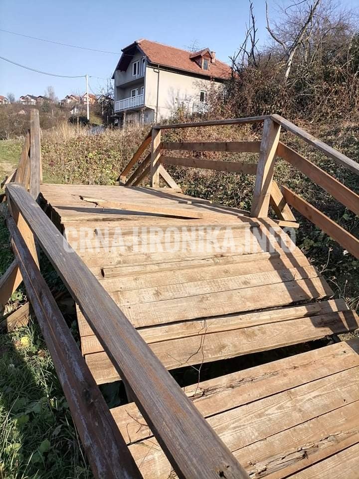 SRAMOTA IZ ILIJAŠA: SPOMENIK ZA SREBRENICU ZARASTAO, OVO NIKO NE ODRŽAVA! (VIDEO) 2 q3