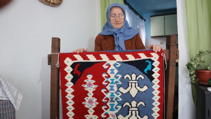 Majka iz Srebrenice Magbula Divović tugu i samoću liječi radom u bašči i tkanjem ćilima 1