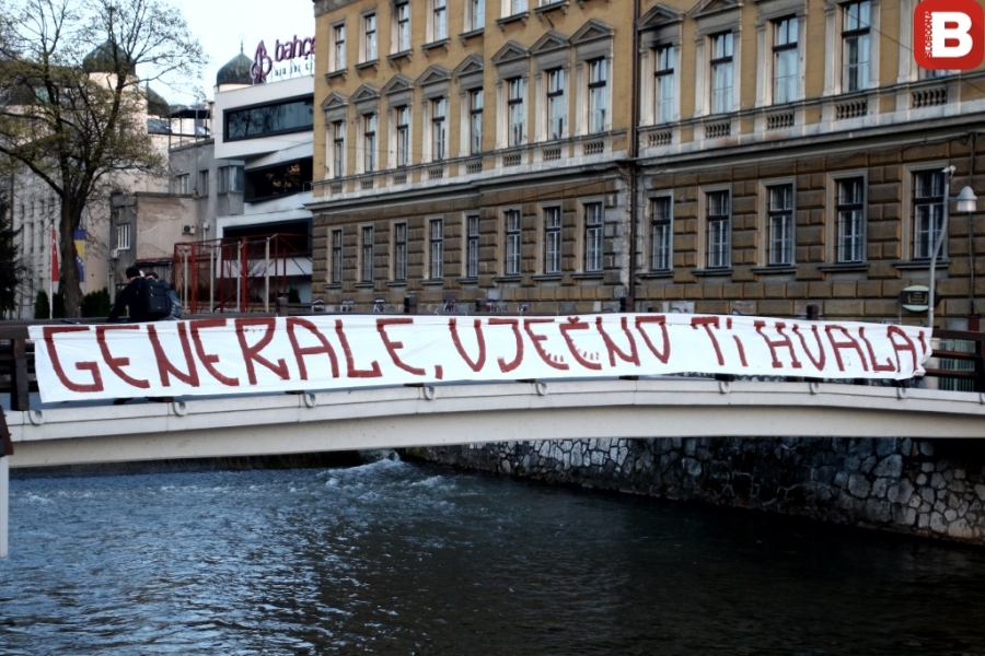 EMOTIVNA PORUKA SA GRADSKE VIJEĆNICE; SARAJEVO SE DOSTOJANSTVENO OPROSTILO OD SVOG HEROJA: "Dragi Jovo, hvala ti za sve" (FOTO) 1 photo 1617992037604