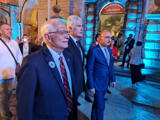 ČOVIĆ KORISTI SVAKU PRILIKU: Pogledajte šta je predsjednik HDZ-a BiH sinoć radio u Dubrovniku… 1 E59dZG7X0AIbjfT