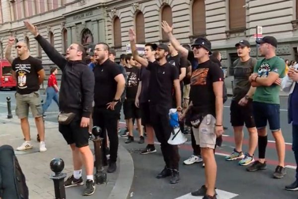 SKANDALOZNA FOTOGRAFIJA IZ BEOGRADA UZBURKALA DUHOVE: Dragan Bursać direktno u metu, pozdrav zločincu Ratku Mladiću uzaludno je pokušao opravdati Milan Tegeltija… 1 E5dBShQXIAE1NOm