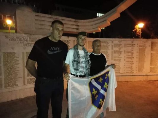 SA BERETKOM NA GLAVI I ZASTAVOM ARMIJE RBIH U RUCI: MLADIĆ IZ ZAVIDOVIĆA RANO JUTROS KRENUO PUTEM SPASA 2 edvin maglajlic marsmira 1