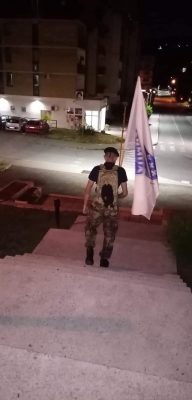 SA BERETKOM NA GLAVI I ZASTAVOM ARMIJE RBIH U RUCI: MLADIĆ IZ ZAVIDOVIĆA RANO JUTROS KRENUO PUTEM SPASA 1 edvin maglajlic marsmira 3