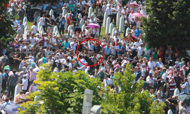 RASKRINKANE LAŽI SRBIJANSKOG REŽIMA: SIPA izuzela fotografije nastale 2015. godine u Potočarima i nigdje se NE VIDI napad na Vučića (FOTO) 1 5541498