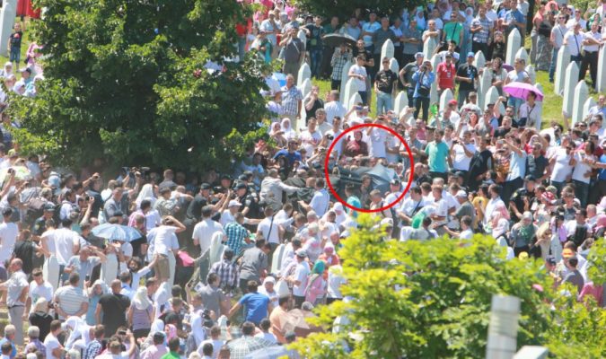 RASKRINKANE LAŽI SRBIJANSKOG REŽIMA: SIPA izuzela fotografije nastale 2015. godine u Potočarima i nigdje se NE VIDI napad na Vučića (FOTO) 3 5541510