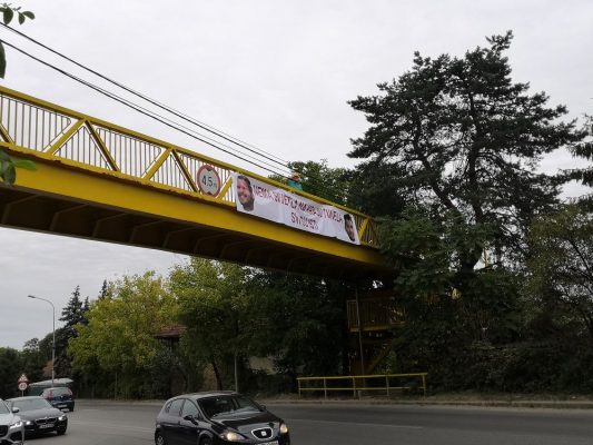 SVI SU ISTI/ Postavio transparent ispred kuće Draška Stanivukovića 1 IMG 20210817 162451