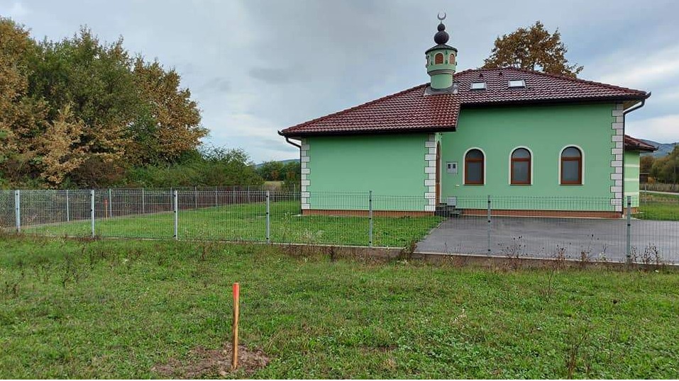 sramotno-trasa-autoputa-banja-luka-prijedor-prolazi-kroz-mezarje-i-vakufsko-zemljiste-u-kozarcu35180