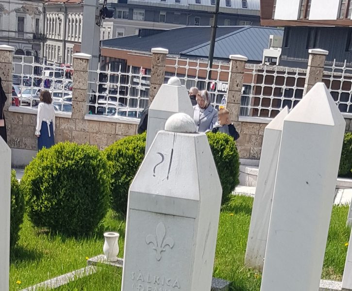SRAMOTAN ČIN: VANDALI OSKRNAVILI NIŠANE NA ŠEHIDSKOM MEZARJU 1 SEHIDSKO MEZARJE4520222