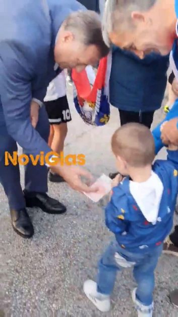 DODIKOVA BAHATOST I PONIŽAVANJE GRAĐANA UGLJEVIKA: Djeci dijelio po 50 maraka... (VIDEO) 1 dodik pare ugljevik1