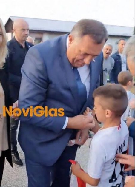 DODIKOVA BAHATOST I PONIŽAVANJE GRAĐANA UGLJEVIKA: Djeci dijelio po 50 maraka... (VIDEO) 2 dodik pare ugljevik2
