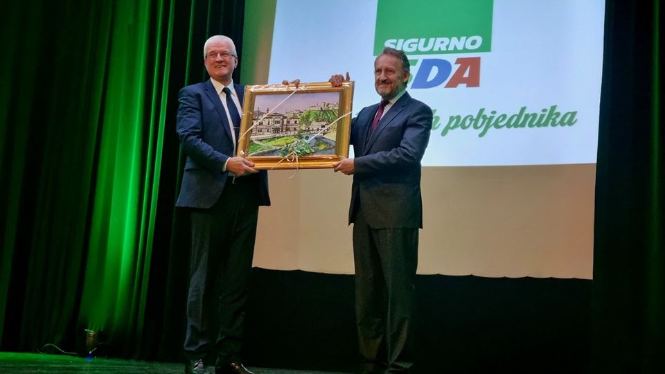 IZETBEGOVIĆ IZAZVAO SCHMIDTA: "Ako visoki predstavnik misli da treba i dalje da nameće, neka izvoli, ALI..." 1 06b385c9453849e5183e80c47c9d0a3f