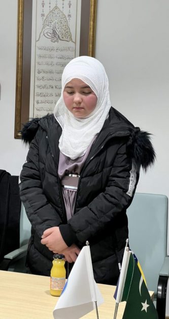 NAJMLAĐA U NAŠOJ ZEMLJI: DESETOGODIŠNJA EMEL POSTALA HAFIZA ČASNOG KUR’ANA 2 hafiza3 544x1024 1