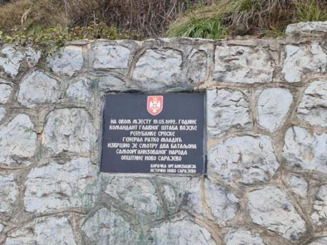 SUD NA SOKOCU DONIO ODLUKU: Sarajlije proglašene krivim zbog oštećenja ploče na Vracama posvećene Ratku Mladiću