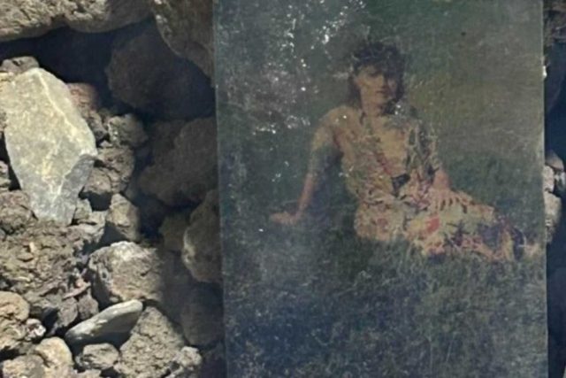 POZNAJETE LI ŽENU SA FOTOGRAFIJE- Pronađena je u novčaniku ubijene žrtve rata na obali Drine POZNAJETE LI ŽENU SA FOTOGRAFIJE: Pronađena je u novčaniku ubijene žrtve rata na obali Drine