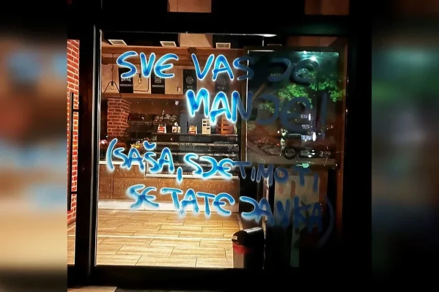 Na izlogu pekare Manja u naselju Hrasno osvanula poruka za vlasnika Na izlogu pekare Manja u naselju Hrasno osvanula poruka za vlasnika