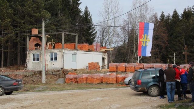 srebrenica-zvona-zvone-prekoputa-memorijalnog-centra-dok-na