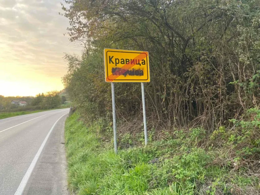 Neko posarao znakove u Kravici Vandala ocekuje kazna do 1.000 KM