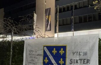 Transparent s ljiljanima i poruke Vici Zeljkoviću osvanule ispred FSBiH nakon incidenta u Širokom Brijegu