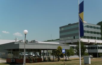 SULJAGIĆ DONIO ODLUKU: Zbog mogućeg ulaska pripadnika MUP-a RS iz Memorijalnog centra Srebrenica povučen dio osoblja SULJAGIĆ DONIO ODLUKU: Zbog mogućeg ulaska pripadnika MUP-a RS iz Memorijalnog centra Srebrenica povučen dio osoblja