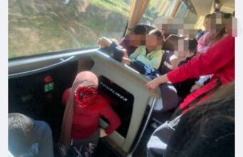 UŽASNE SCENE IZ ŽEPČA: Djevojčici u autobusu nasilno skinuli hidžab, nastavnica rekla samo “dobro”