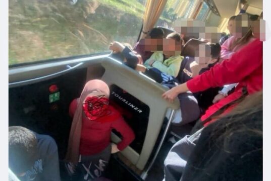 UŽASNE SCENE IZ ŽEPČA: Djevojčici u autobusu nasilno skinuli hidžab, nastavnica rekla samo “dobro”