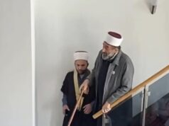 SKANDAL NA DŽUMI U BEOGRADU: Bivši muftija Muhamed Jusufspahić se fizički ispriječio i spriječio imama da održi hutbu