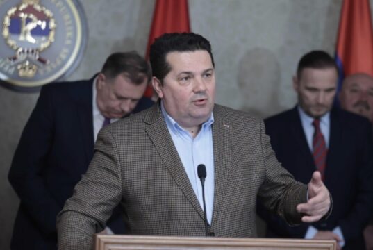 SKANDALOZNE UVREDE NENADA STEVANDIĆA: Konakoviću poručio da će proći kao “El-Mudžahedin”, Dodik se smijao…(VIDEO)
