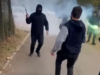 UZNEMIRUJUĆI PRIZORI U PANČEVU: Maskirani napadači štanglama i bakljama tukli grupu mladića ispred biračkog mjesta (VIDEO)