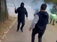 UZNEMIRUJUĆI PRIZORI U PANČEVU: Maskirani napadači štanglama i bakljama tukli grupu mladića ispred biračkog mjesta (VIDEO)