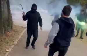 UZNEMIRUJUĆI PRIZORI U PANČEVU: Maskirani napadači štanglama i bakljama tukli grupu mladića ispred biračkog mjesta (VIDEO)