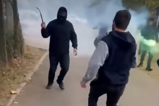 UZNEMIRUJUĆI PRIZORI U PANČEVU: Maskirani napadači štanglama i bakljama tukli grupu mladića ispred biračkog mjesta (VIDEO)